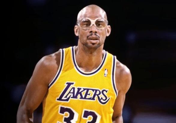 广东男篮在俱乐部杯赛中以90-70战胜广州男篮，小将王洪泽表现突出，阵容实力强劲。（俱乐部杯：广东90-70力克广州，王洪泽高光，阵容实力尽显）