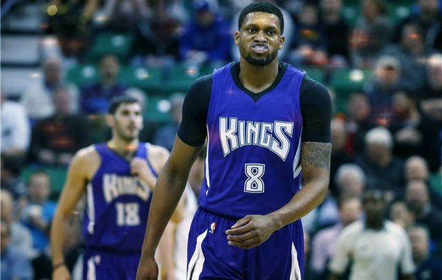 半场战报：博洛尼亚1-2克雷莫内塞，奥尔索利尼点射，瓦尔迪、帕耶罗破门（半场快讯：博洛尼亚1-2暂落后克雷莫内塞，奥尔索利尼点球命中，瓦尔迪与帕耶罗进球）