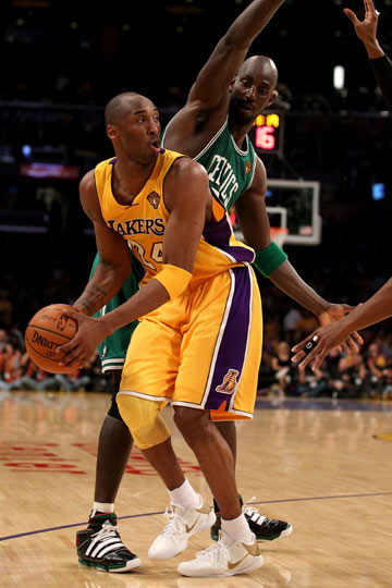 TA：孔帕尼相较图赫尔谦逊很多，不会对高层、球员评头论足（TA：与图赫尔相比，孔帕尼更为谦逊，不对高层和球员妄加评论）